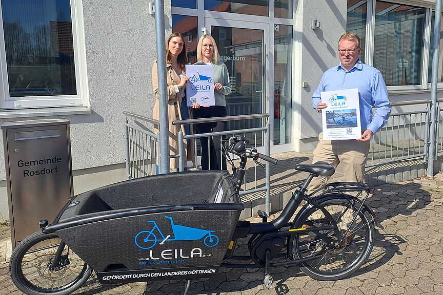 Übergabe Lastenrad Hase Übergabe Lastenrad Hase am Standort Bürgerbüro Rosdorf