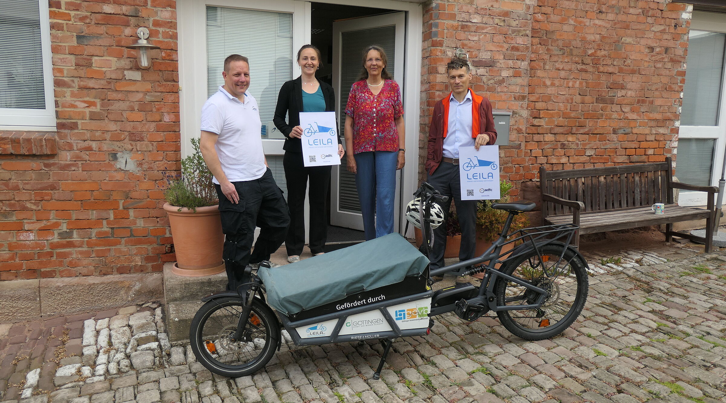 Übergabe des LEILA E-Lastenrads Maus an die neue Ausleihstation bei Lohl & Team IT-Dienstleistungen in Geismar.