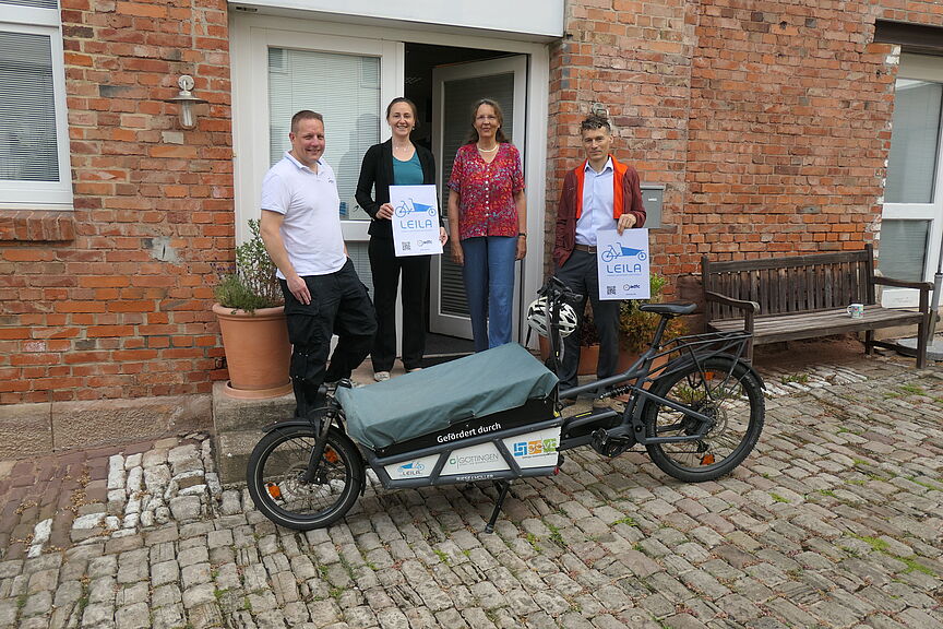 Eröffnung E-Lastenradstation bei Lohl & Team IT-Dienstleistungen Übergabe des LEILA E-Lastenrads Maus an die neue Ausleihstation bei Lohl & Team IT-Dienstleistungen in Geismar.