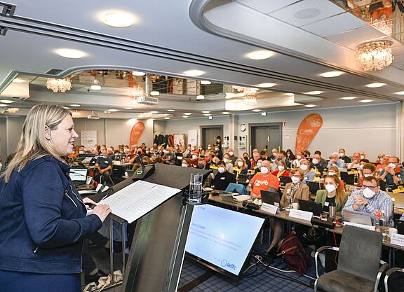 Bremens Verkehrssenatorin Dr. Maike Schaefer auf dem Podium bei der ADFC-BHV 2022.