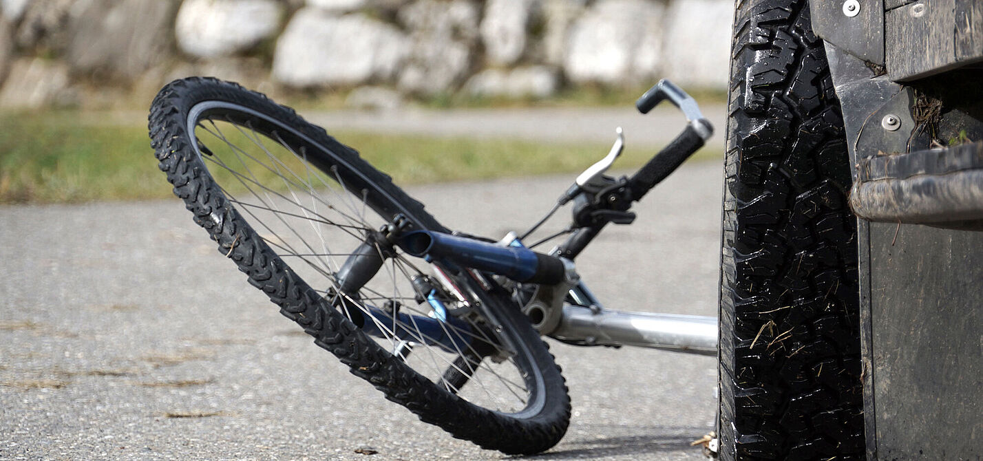 163878528 Collisions between a bicycle and a car