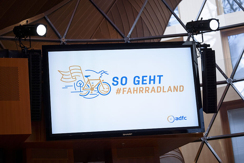 Monitor bei ADFC-Veranstaltung: So geht #Fahrradland Monitor mit Aufschrift: So geht #Fahrradland| 19.September 2020