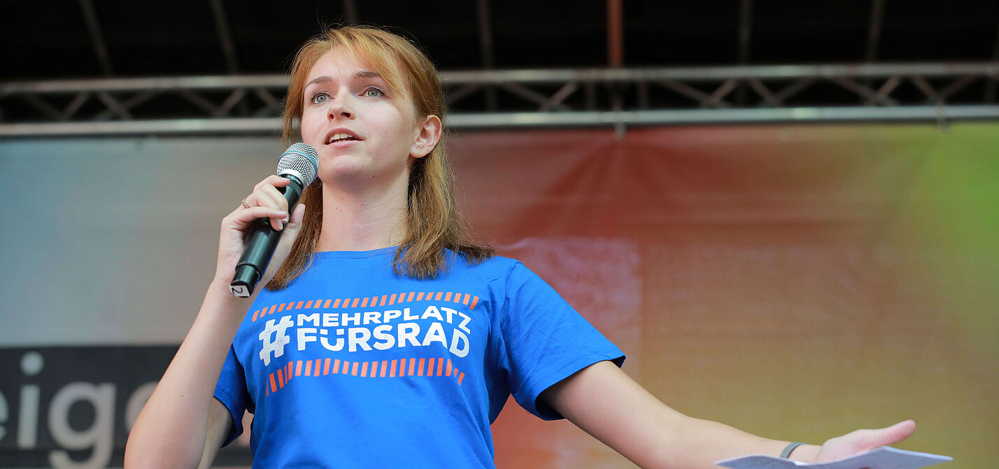 Rebecca Peters auf IAA-Demo Rebecca Peters mit Mikrofon auf Kundgebung zur IAA-Demo 2019
