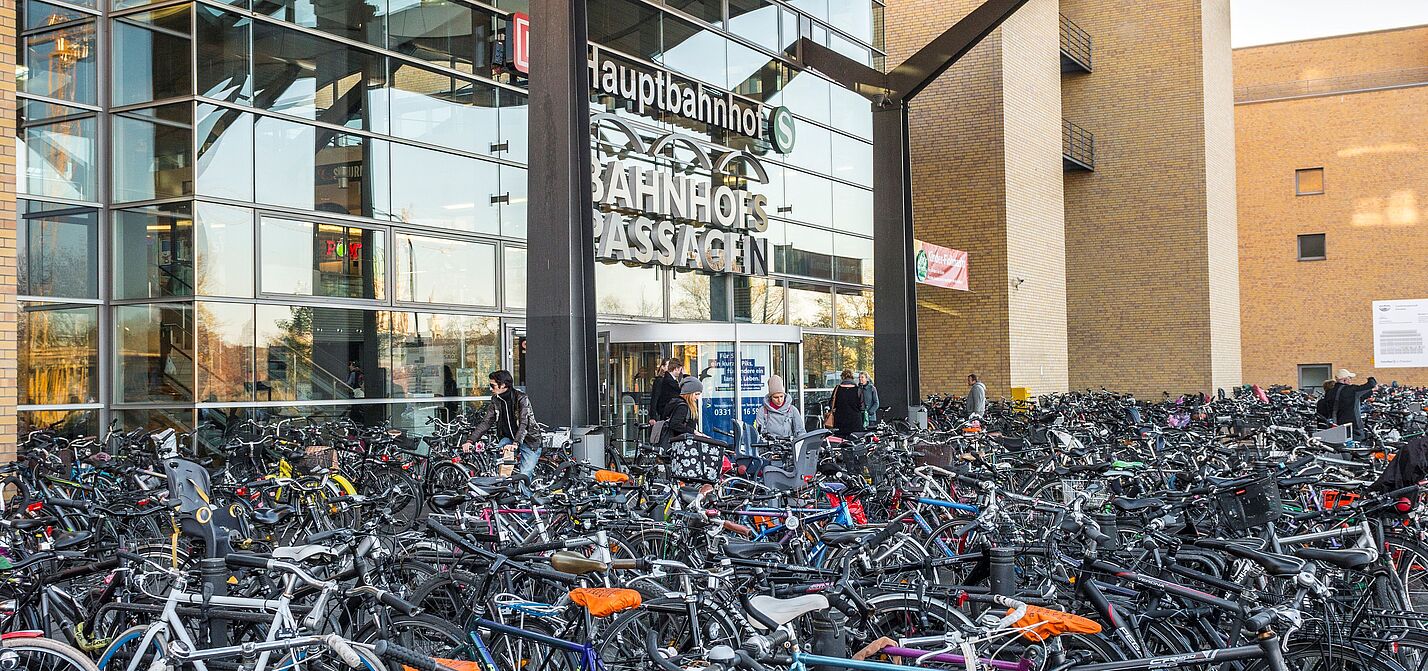 Themenfoto Fahrradparken Fahrradparkplätze an Bahnhöfen