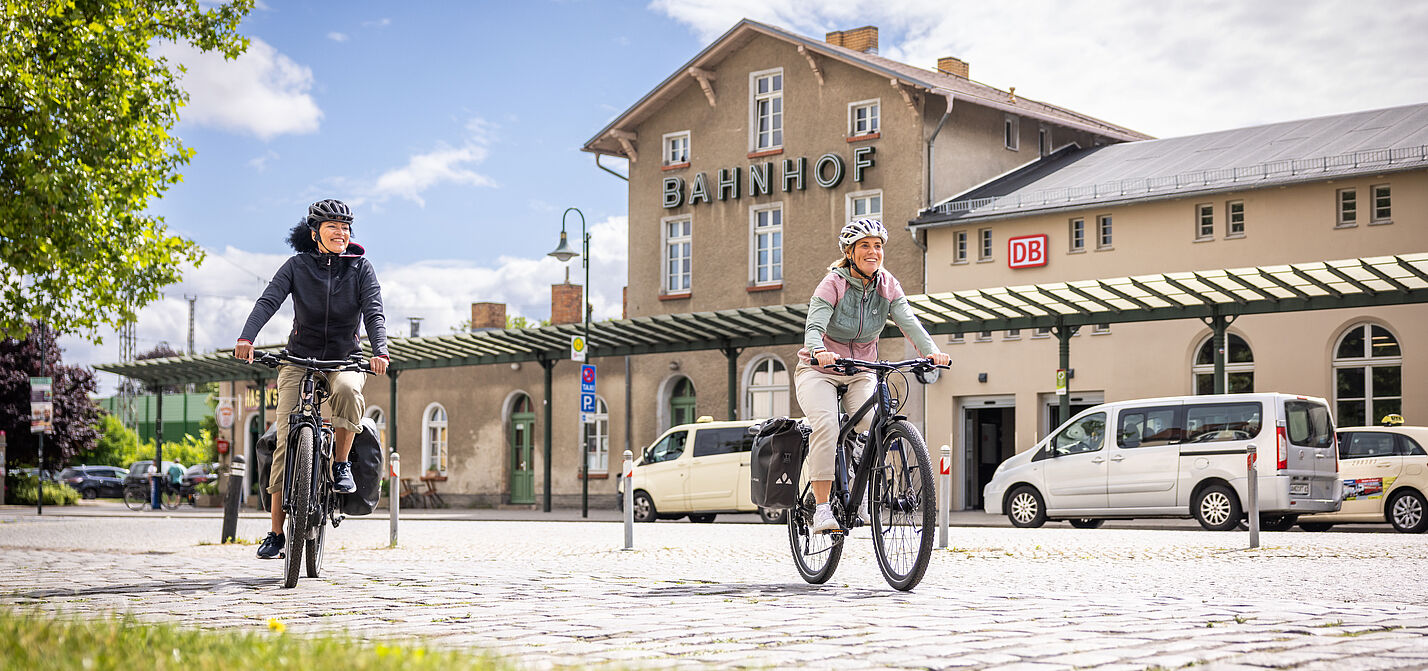 Rad und Bahn sind die ideale Kombination für den modernen Verkehr Rad und Bahn sind die ideale Kombination für den modernen Verkehr
