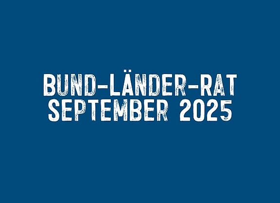 Blauer Hintergrund mit weißer Schrift: BLR September 2025